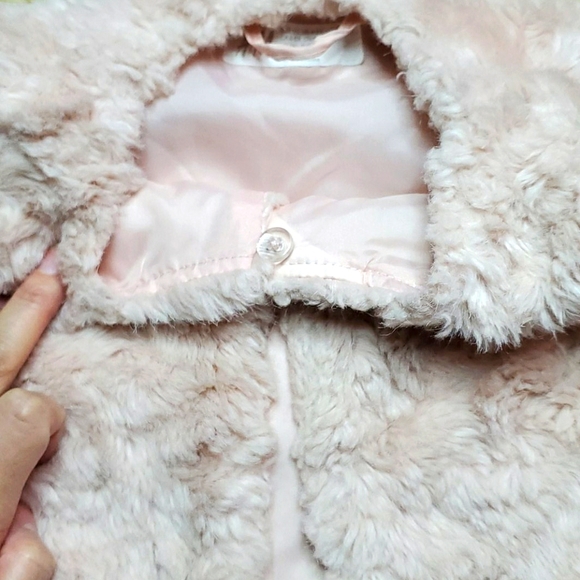H&M Pale Pink Faux Fur Vest, girls size 4-5 - Picture 5 of 8